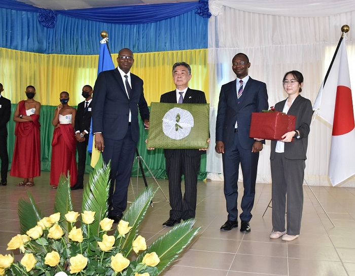 Ambasade y'u Buyapani mu Rwanda yahawe impano