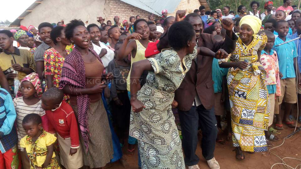 Abaturage barirekuye barabyina 