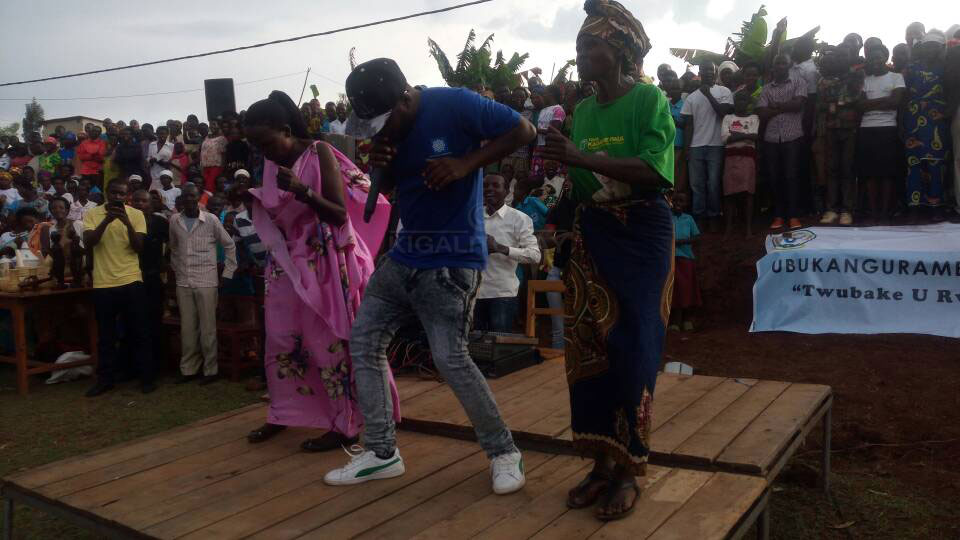 Jay Polly ubwo yari ari ku rubyiniro bamusanzeyo barabyinana 