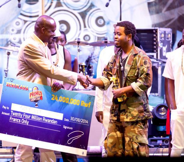 Jay Polly ubwo yashyikirizwaga ibihembo na Joe Habineza bombi bakaba baritabye Imana muri 2021 mu mezi akurikiranye