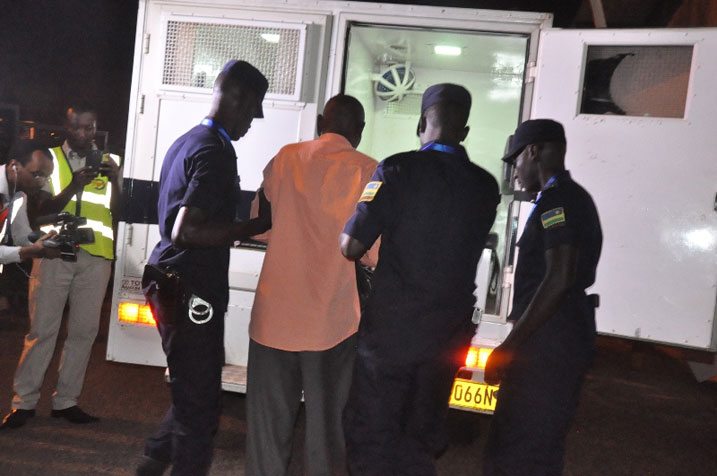 Birindabagabo yavuye ku kibuga cy'indege mu modoka ya Polisi.