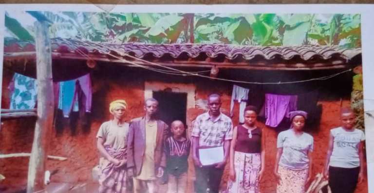 Kwa Jean Baptiste Habamenshi mbere yo gutangira gufashwa mu rugendo rwo kwikura mu bukene. Inzu yari igiye kubagwira