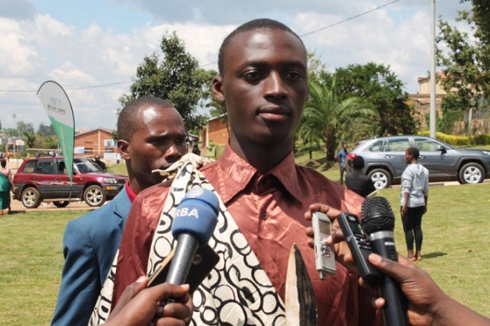 Jean Claude Abimana avuga ko azasobanurira abaturage indwara zituruka ku kurarana n'amatungo