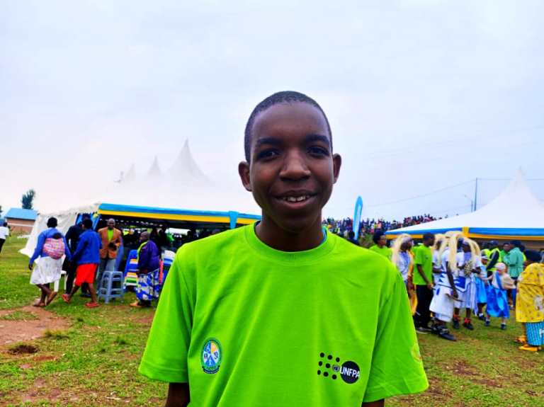 Jean de Dieu Niyonzima, ufite ubumuga bo kutabona, uherutse guhembwa muri 5 ba mbere bagize amanota meza mu bizamini bisoza icyiciro rusange, na we yifuza ko babona ibitabo bihagije babasha gusoma ngo biyungure ubwenge