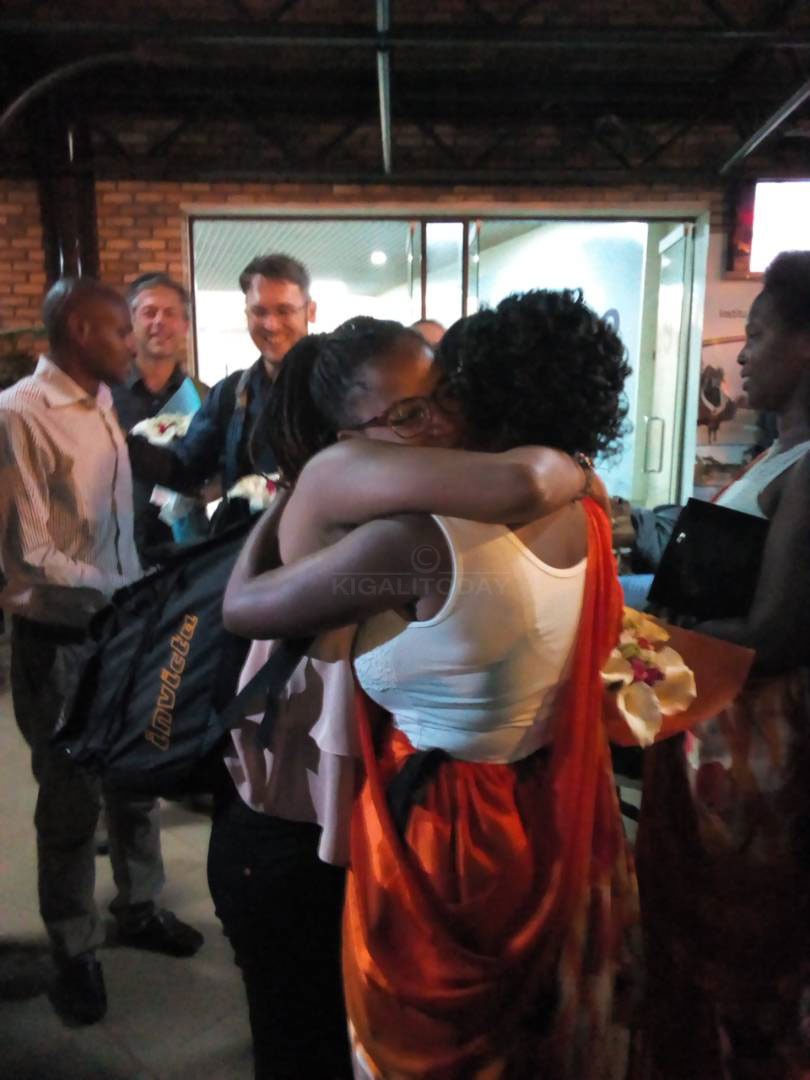 Jeannette ubwo bamwakiraga ku kibuga cy'indege i Kanombe 