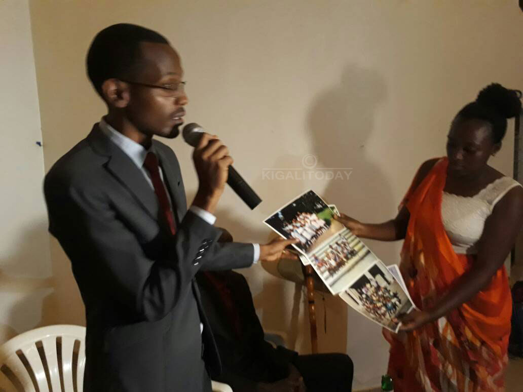 Twizeyimana Vincent (ufite micro) avuga ko yakomeje gushakisha mushiki we kugeza amubonye 