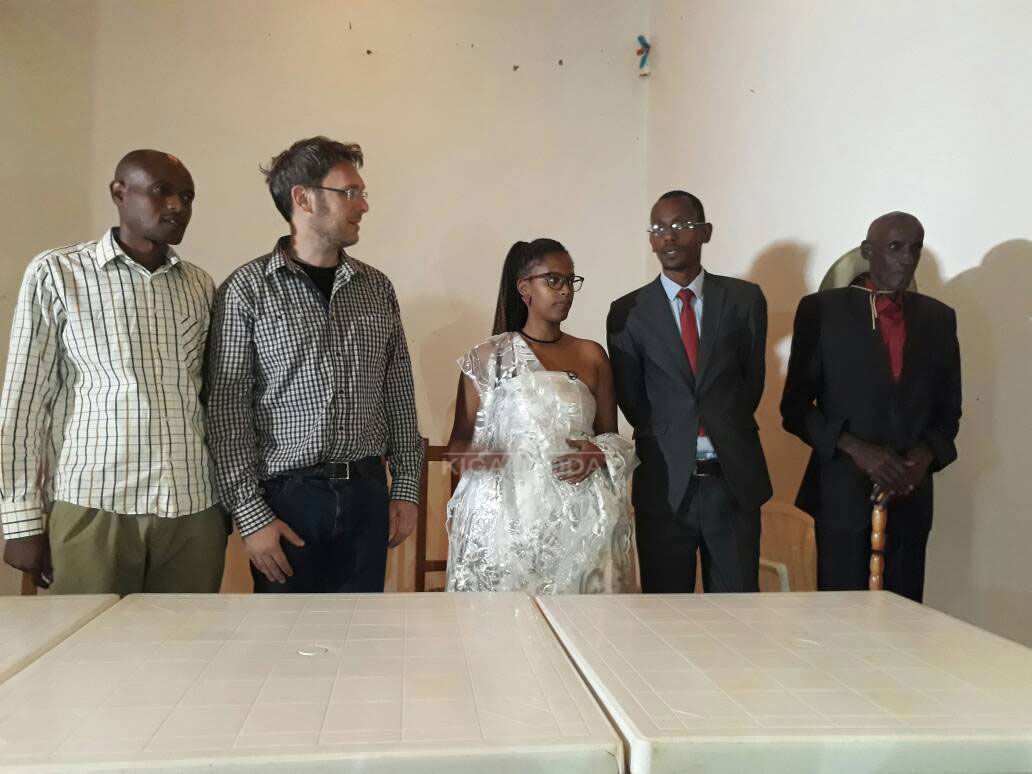 Jeannette (hagati) n'umugabo we (iburyo bwe) bakikijwe n'abavandimwe be ndetse na se 