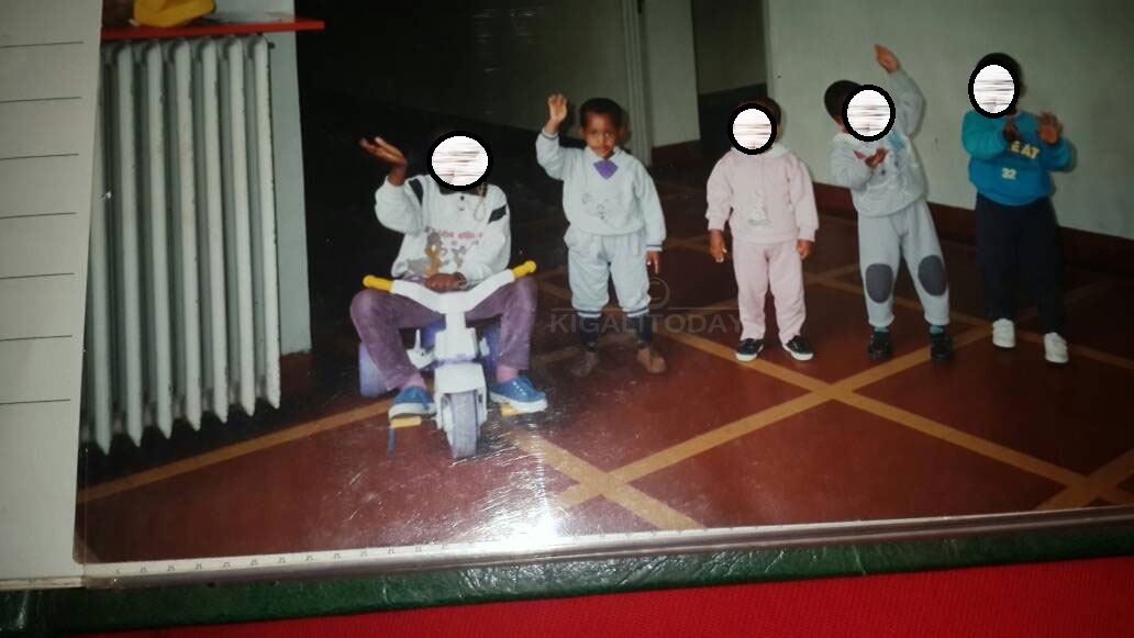 Jeannette akiri umwana (uwa kabiri aturutse ibumoso) 