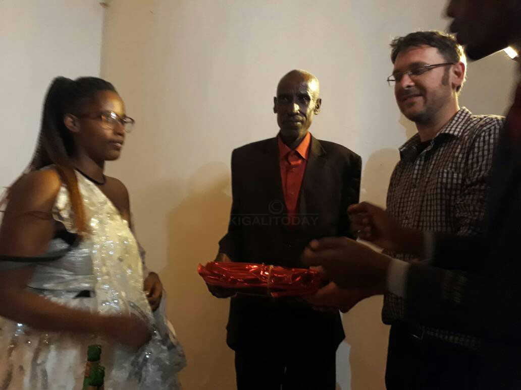 Jeannette n'umugabo we baha impano Sebarinda (hagati) umubyeyi wa Jeannette