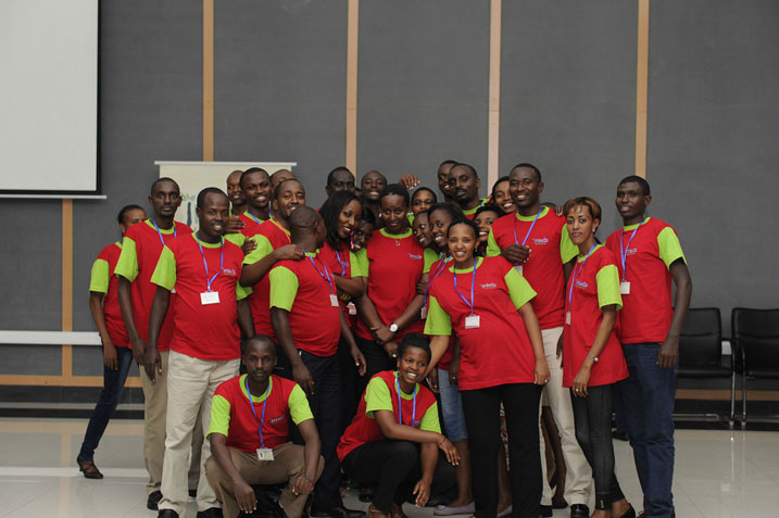 Jeannette Kagame hamwe na rumwe mu rubyiruko rwitabiriye amahugurwa yari afite insangamatsiko "Achieving Financial Fitness".