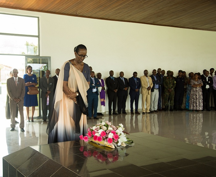 Mu mwaka ushize wa 2019, Madame Jeannette Kagame yari yitabiriye uwo muhango. Aha yashyiraga indabo ku mva ishyinguwemo umwamikazi Rosalie Gicanda