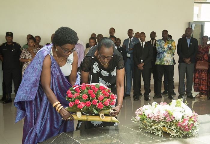 Umuryango w'umwamikazi Rosalie Gicanda ushyira indabo ku mva