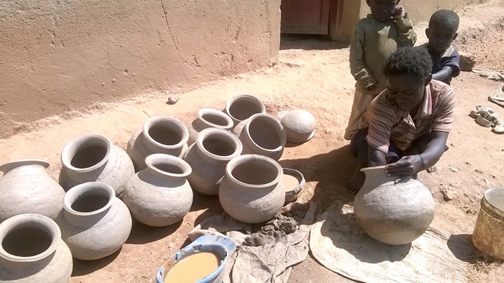 Jeannette Mushimiyimana atunzwe no kubumba inkono.