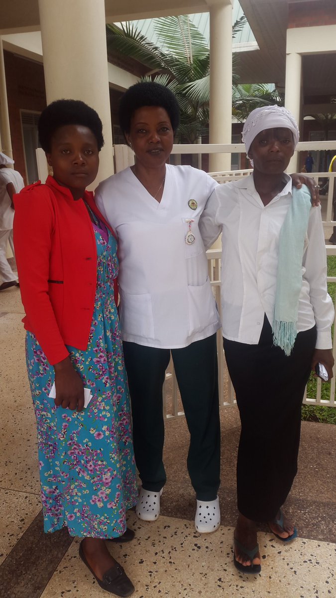 We n'umurwaza we wambaye agakoti gatukura bamaze gusezererwa n'ibitaro