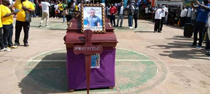 Umurambo wa Jeannot Witakenge ubwo abantu bamusezeragaho bwa nyuma