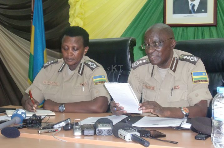 Gen Maj Paul Rwarakabije na we yemeza ko hakiri ruswa mu bacungagereza.