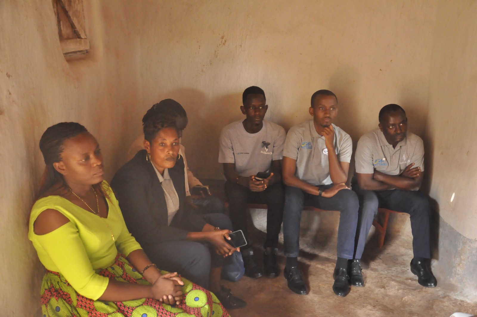 Abayobozi muri IPRC Tumba n'abanyeshuri, basuye imiryango y'Abarokotse Jenoside