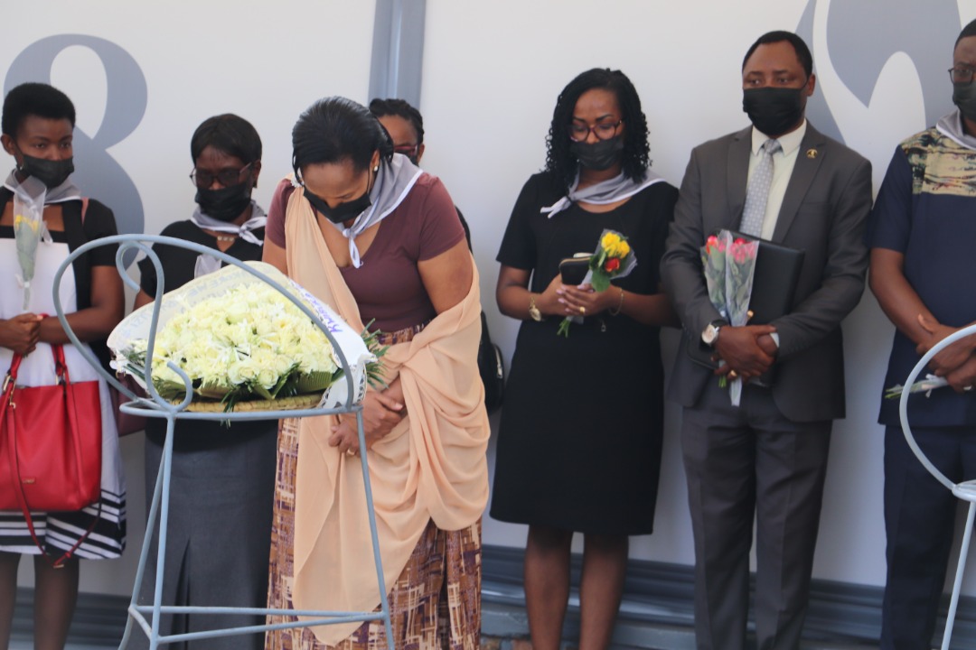 Minisitiri Rosemary Mbabazi n'abandi bakozi ba Minisiteri y'Urubyiruko n'Umuco bunamiye imibiri y'Abatutsi bazize Jenoside iruhukiye ku rwibutso rwa Kigali