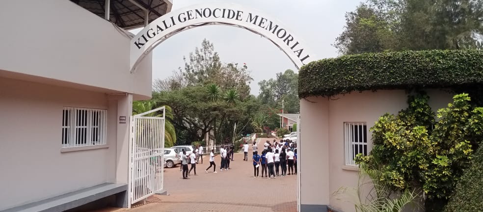 Urwo rubyiruko rwasuye urwibutso rwa Jenoside rwa Kigali