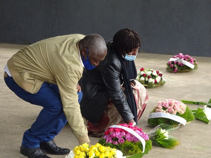 Bashyize indabo ku mva banunamira abashyinguwe mu rwibutso rwa Jenoside rwa Mukamira mu rwego rwo kubaha icyubahiro