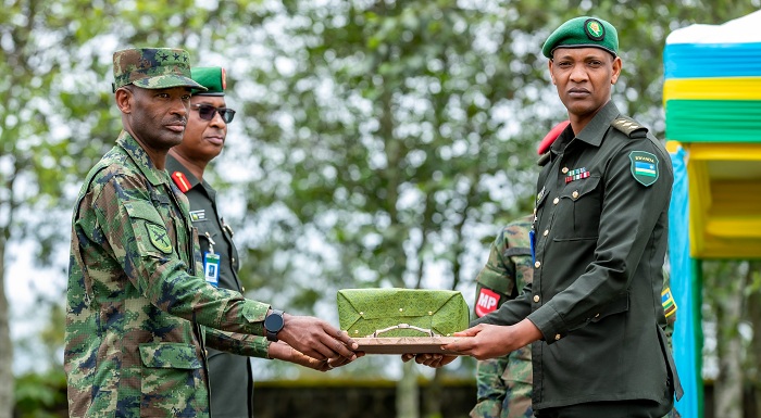 Lt Gen Mubarakah Muganga ashyikiriza igihembo umusirikare wahize abandi