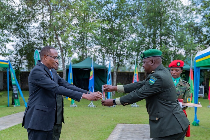 Bane bahize abandi bahawe ibihembo. Lt Col Callixte Migabo wahize abandi banyeshuri muri uyu mwaka, yashyikirijwe igihembo na Minisitiri w'Ingabo, Maj Gen Albert Murasira