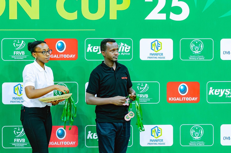 Umuyobozi wa Kigali Today, Charles Kanamugire, ari mu bambitse imidari abakinnyi