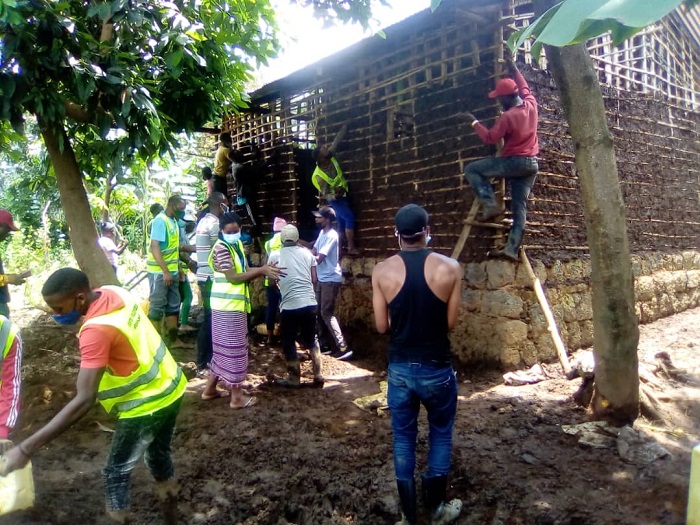 Uru rubyiruko rwiyemeje guhuza amaboko ngo rfashe imiryango itishoboye kubona amacumbi