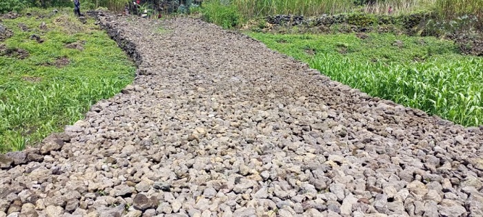 Umuhanda ureshya na Km 4 urubyiruko rw'abakorerabushake rurimo guhanga bushyashya mu Murenge wa Kimonyi