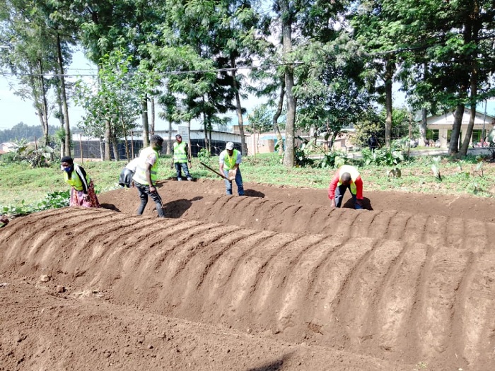 Mu bikorwa bafasha abaturage harimo no kubashishikariza guhinga kijyambere