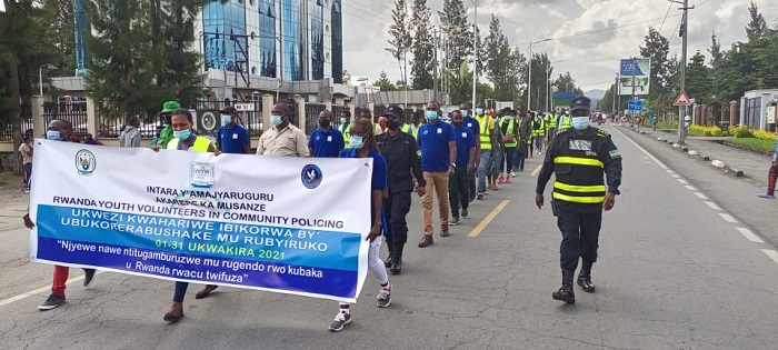 Urubyiruko rw'Abakorerabushake rumaze iminsi ruzenguruka mu bice bitandukanye rukangurira abaturage kwirinda ibyaha