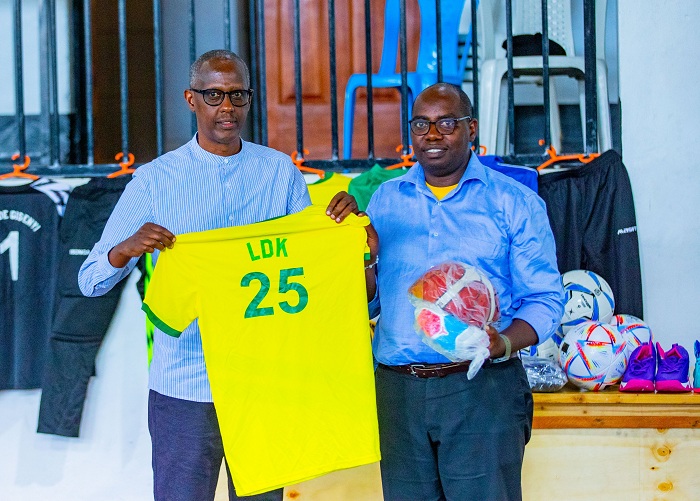 Fidèle Kajugiro Sebarinda wari uhagarariye Komite Olympic atanga umwamaro bazifashisha mu mupira w'amaguru