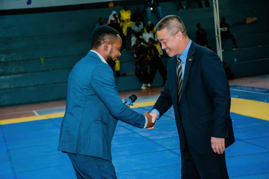 Perezida wa federasiyo ya Kung FU mu Rwanda Valens Ishimwe yakira Ambasaderi w'Ubushinwa mu Rwanda, Wang Xuengun 