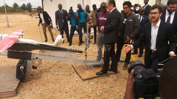 Perezida wa Banki y'isi, Jim Yong Kim arimo kwerekwa uko bagurutsa Drones itwaye amaraso 