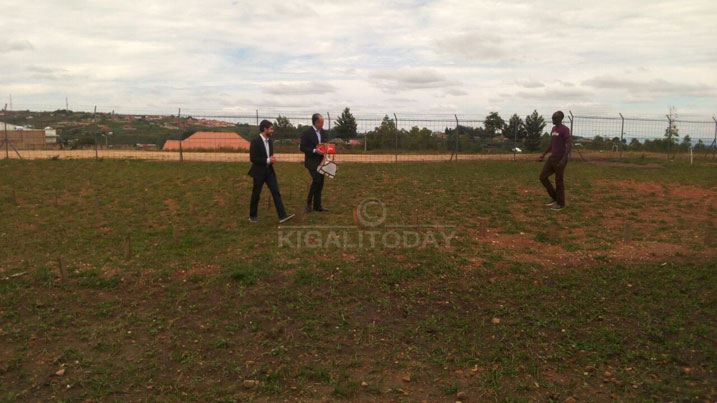 Perezida wa Banki y'isi, Jim Yong Kim yarebye uko Drones zitwara amaraso ziyashyiriye indembe ziyakeneye. Aha yari amaze gufata agakarito karimo amaraso Drone izanye 