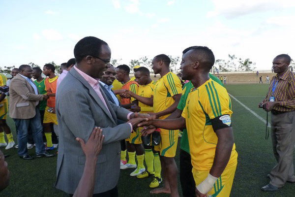 Jimmy Mbaraga wahoze ari kapiteni wa As Kigali asuhuzanya na Mayor w'umujyi wa Kigali Fidel Ndayisaba.