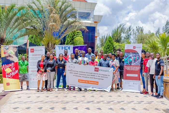 Abatoza n'ababahuguye mu ifoto y'urwibutso