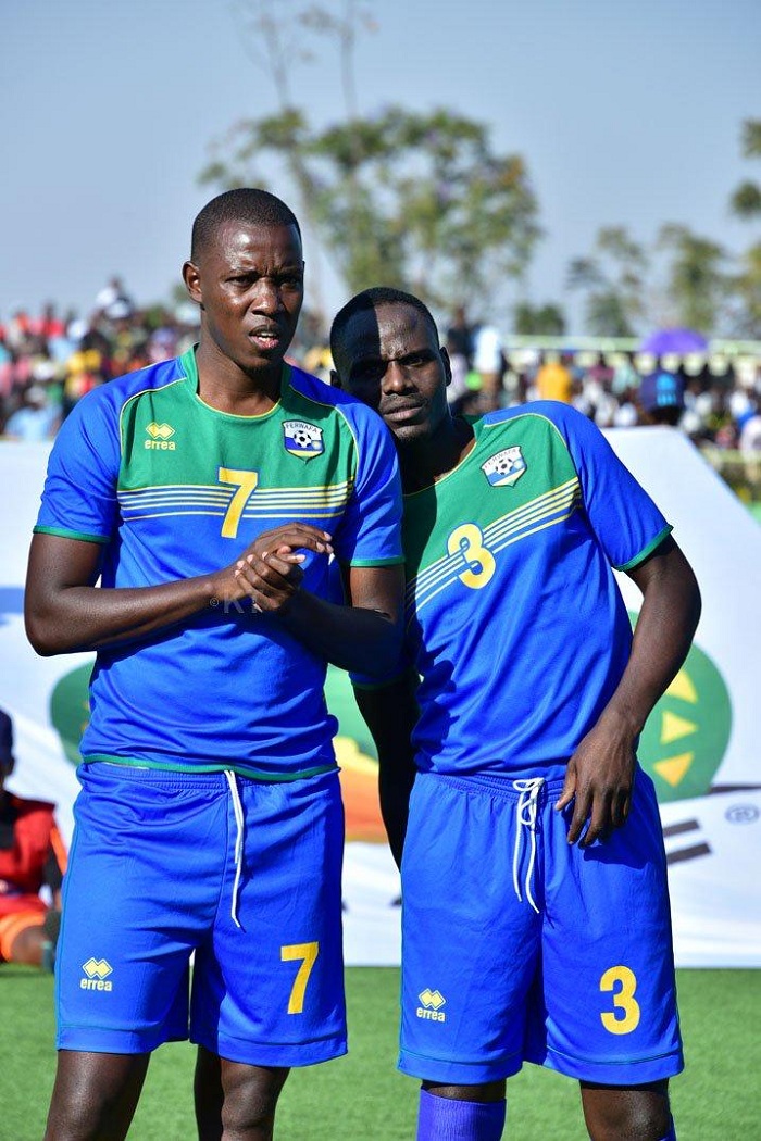 Jimmy Mulisa wambaye nimero 7 na nyakwigendera Ndikumana Hamadi Katauti bakinanye mu ikipe y'igihugu Amavubi