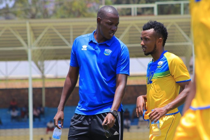 Umutoza Jimmy Mulisa (ibumoso), asanga abatoza b