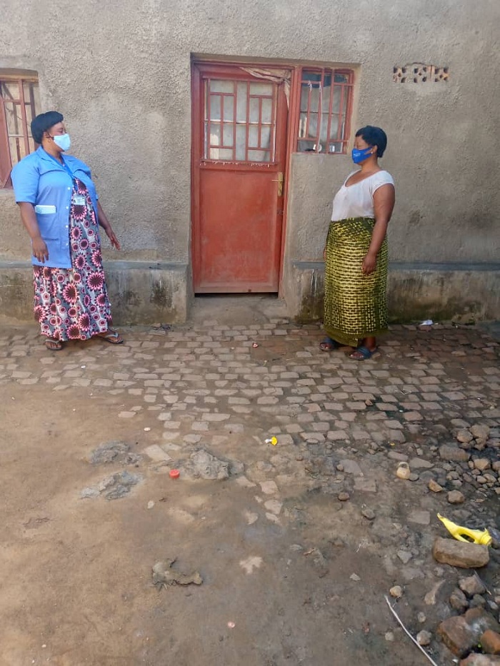 Buri rugo rwo mu Mudugudu umujyanama akoreramo arugeramo areba niba nta bafite ibimenyetso ngo bagezwe ku Kigo nderabuzima