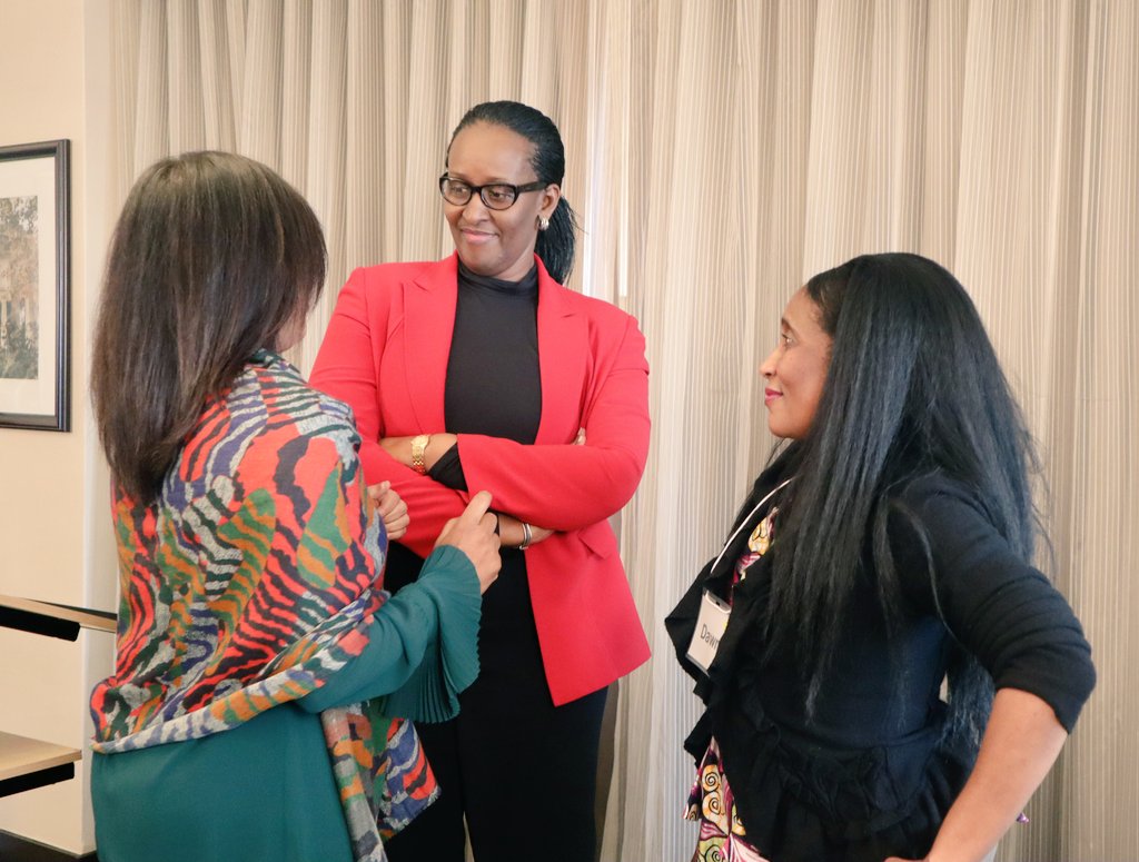 Madame Jeannette Kagame nyuma y