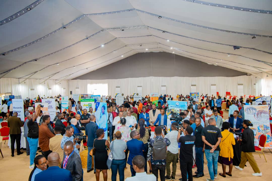 Abarenga ibihumbi icyenda barasabirwa akazi nyuma y