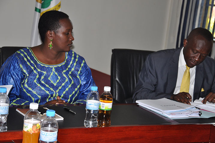 Amb. Habineza ashyira umukono ku nyandiko z'ihererekanyabubasha.