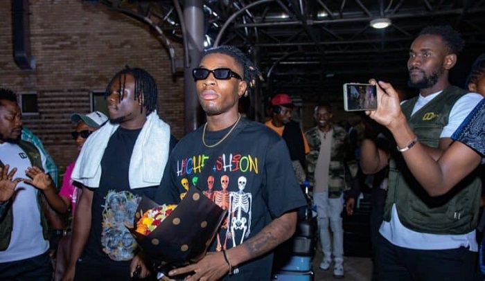 Umuhanzi Joe Boy (ufite indabo) yageze mu Rwanda