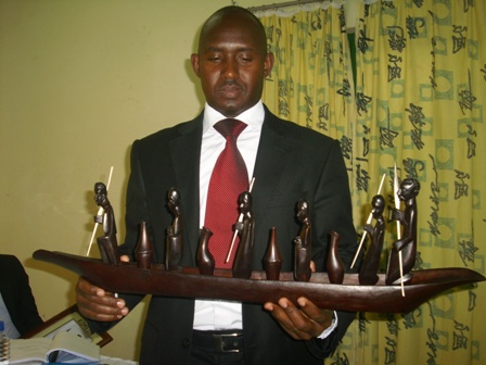 Dr Kalach John yahawe impano n'abakozi b'ibitaro bya Nyanza imwifuriza ikaze mu murimo mishya ye.