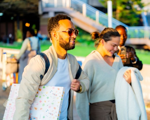 John Legend yaje aherekejwe n'umugore we Chrissy Teigen