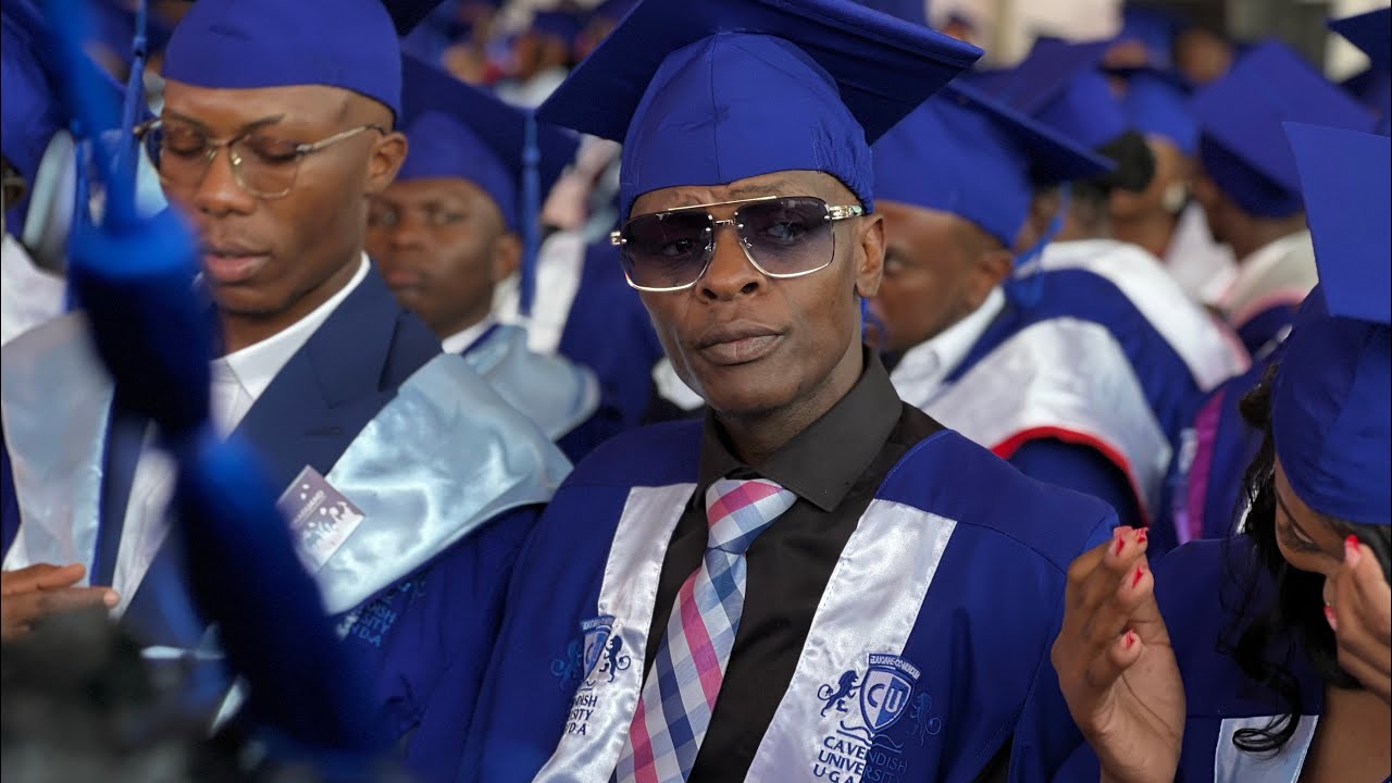 Jose Chameleone hamwe n'abandi banyeshuri basoje Kaminuza