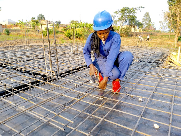 Ingabire ari mu kazi ko gufunga ibyuma ku nyubako igomba kugerekwa