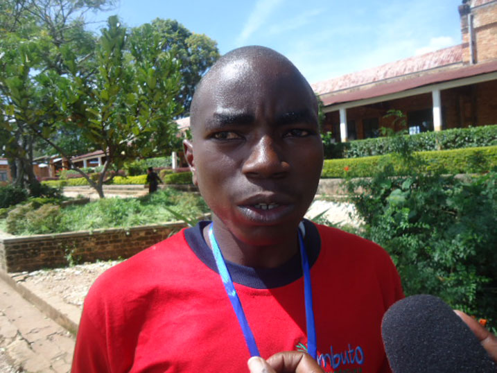 Biziyaremye avuga imiryango yamusiganiraga kuko ari imfubyi kuri Se na Nyina.