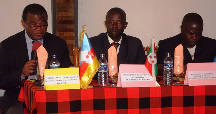 Joseph Lititiyo (ufite mikoro) avuga ko ubucuruzi bwambukiranya umupaka bufite akamaro kanini ku baturiye imipaka.